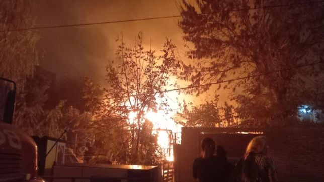 dramatico incendio en ensenada: el fuego devoro cuatro casas