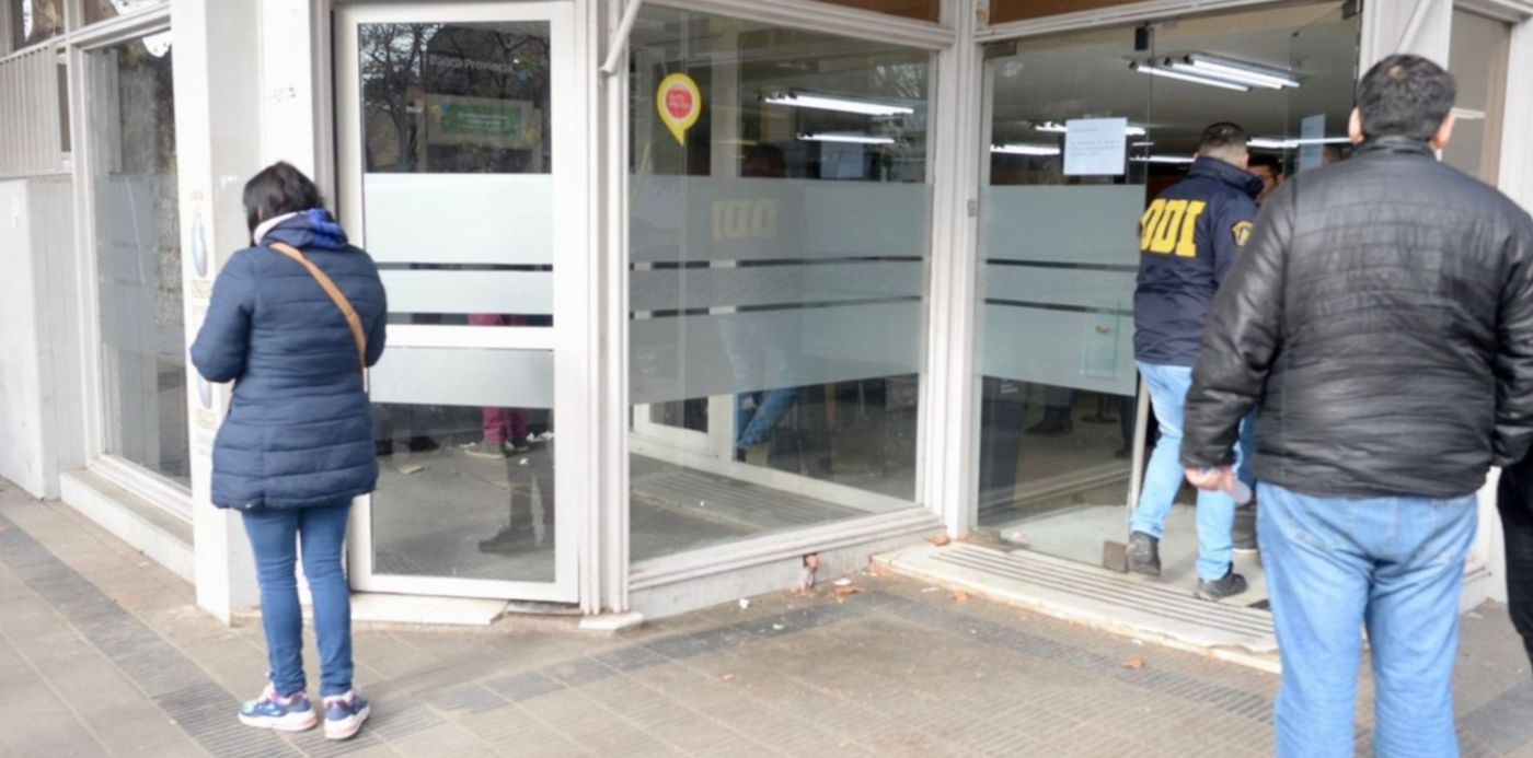 El intento de robo en una sede del Banco Provincia en La Plata repercutió en el escenario nacional. El intento de robo en una sede del Banco Provincia en La Plata repercutió en el escenario nacional.