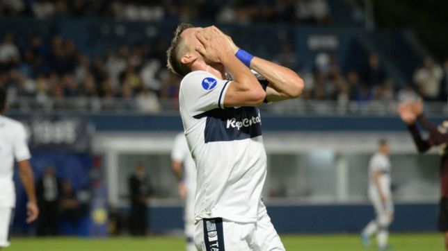 con un penal a poco del final, universitario le gano a gimnasia por 1 a 0 en el bosque