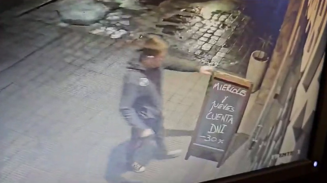 robo el cartel con las ofertas de la cuenta dni de un local y quedo filmado