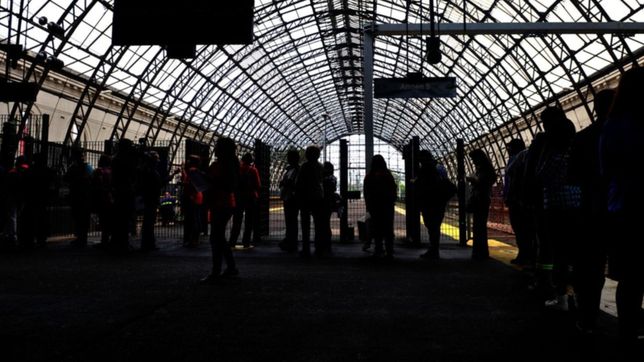 mas problemas en el tren roca: una falla en sarandi complico a miles de usuarios