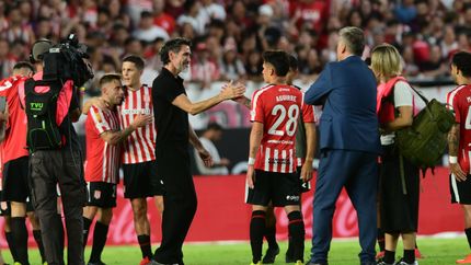 Rodeado de jugadores y en medio una ovación, así fue el adiós final a Domínguez en UNO