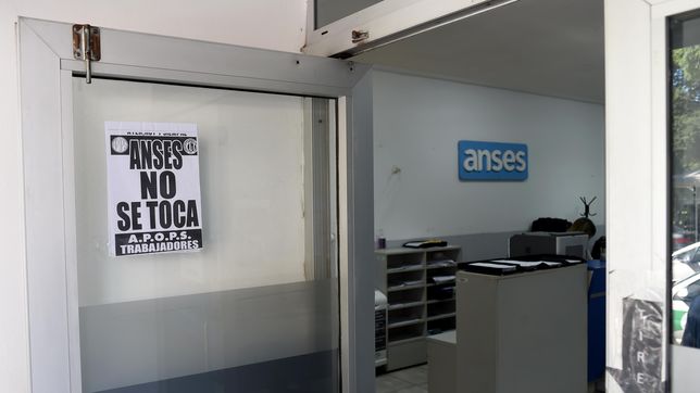 echaron a la mitad de los empleados de una de las oficinas de anses en la plata