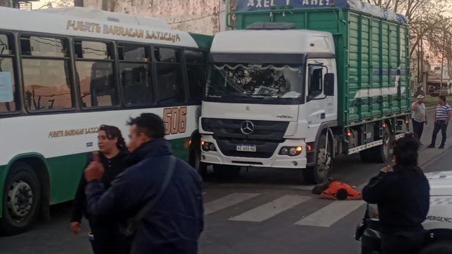 un camionero que manejaba borracho choco contra un micro y casi causa una tragedia