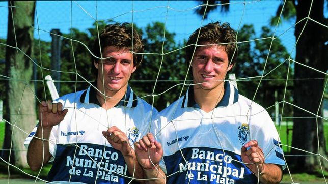 a casi 30 anos de la ultima vez que dos barros schelotto fueron titulares en gimnasia