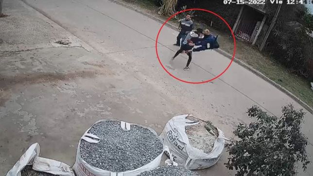 video: brutal pelea callejera entre jovenes en un barrio de berisso