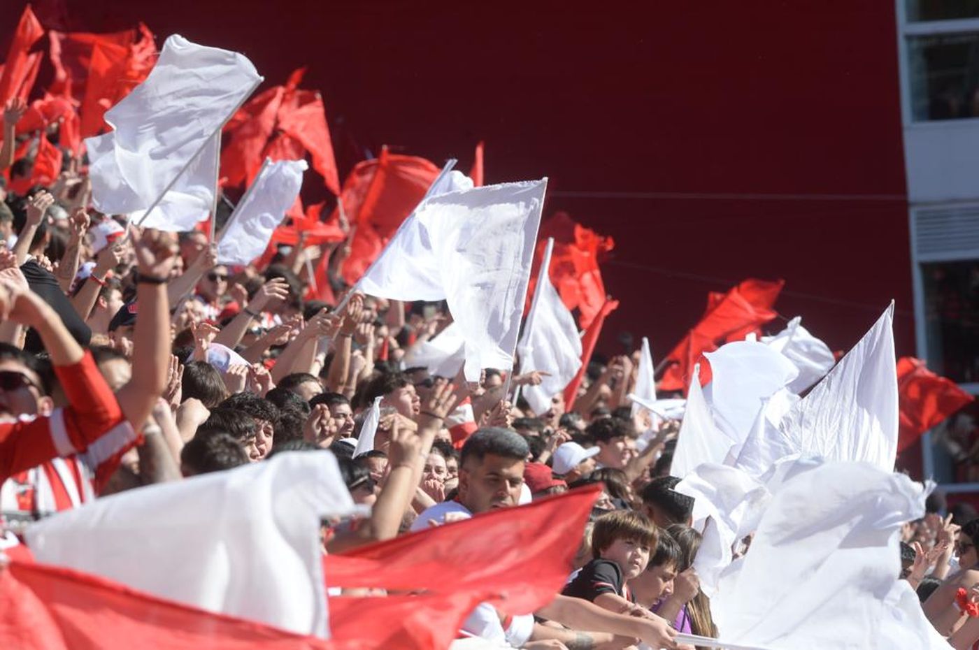 Hinchada Estudiantes UNO clásico 2023 (2).jpeg