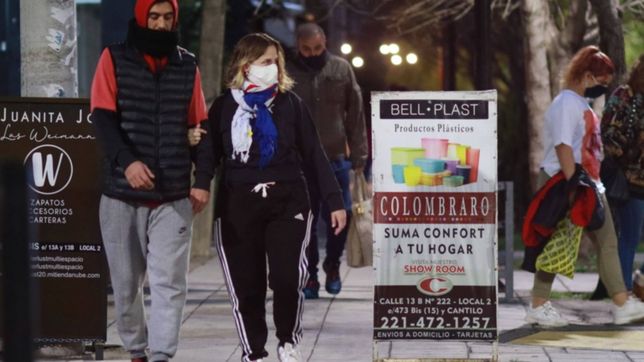 tras la lluvia y a pesar de la cuarentena, el centro de city bell se lleno de gente