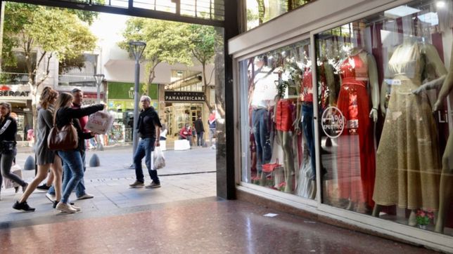 los comerciantes del centro platense apoyan los operativos contra la venta ambulante