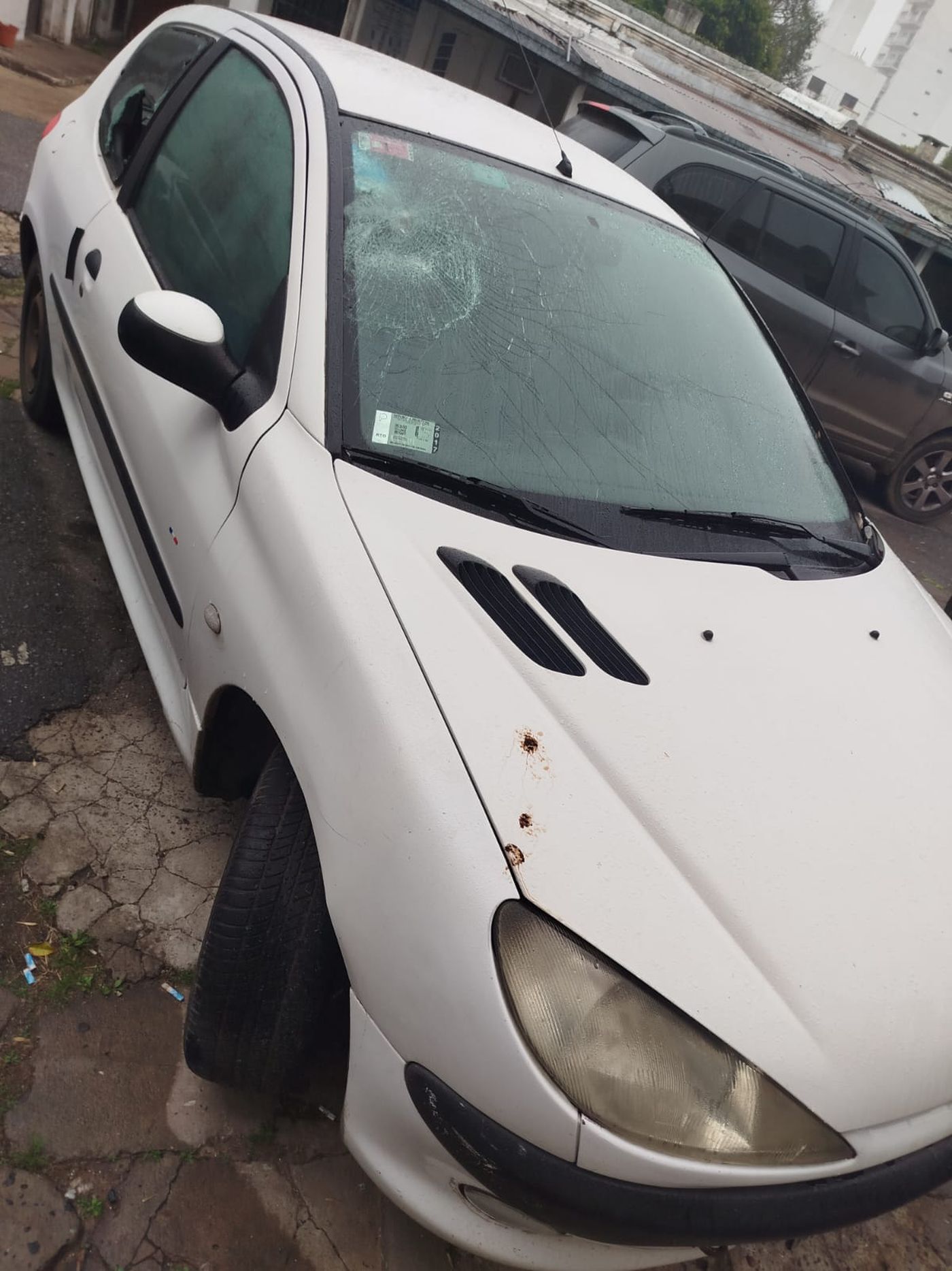 As&iacute; qued&oacute; el auto atacado a golpes por un hombre en silla de ruedas en La Plata.