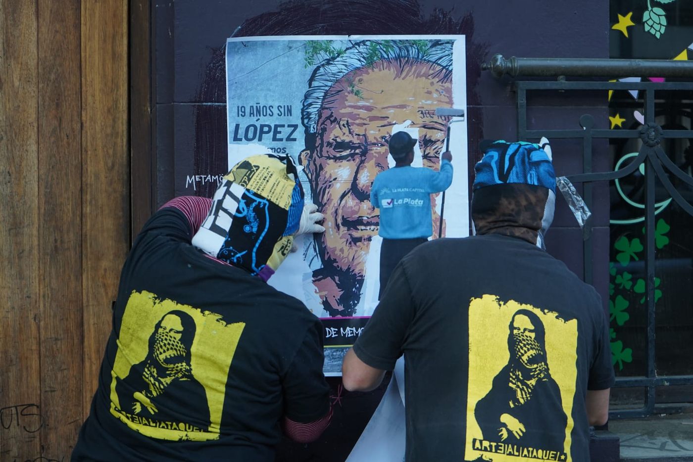 Una de las intervenciones de rostro de Julio López registrado por Helen Zout