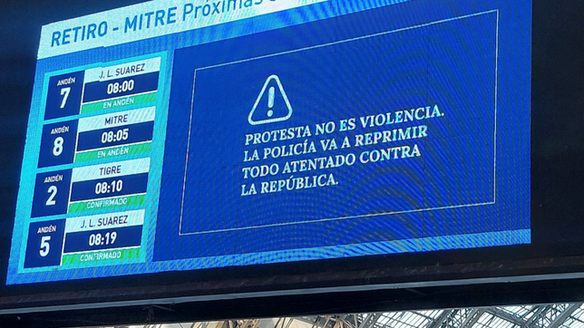 la advertencia en las pantallas de estaciones de trenes por la marcha al congreso