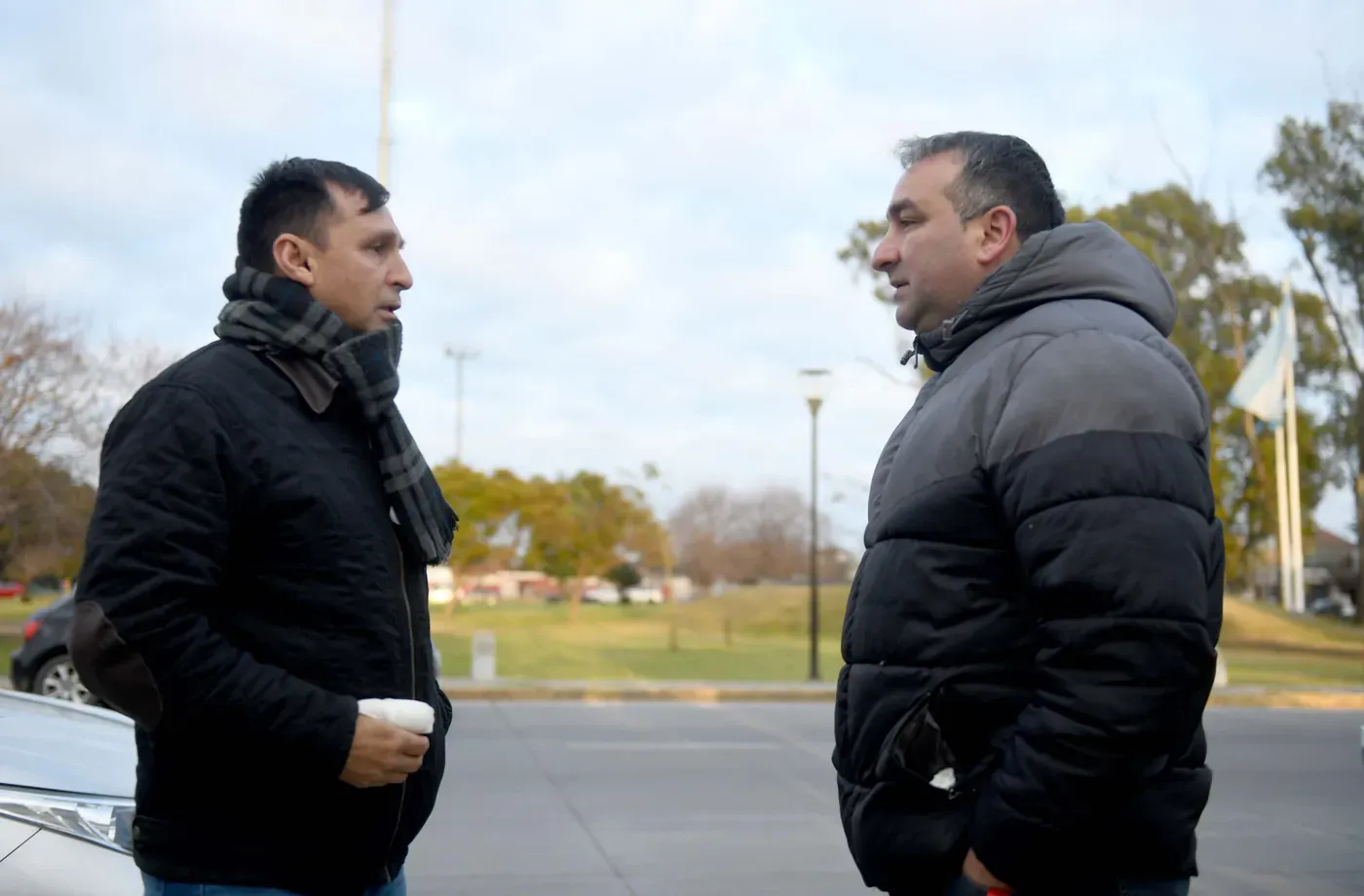Durante la protesta por la falta de GNC se presentó el Secretario de trabajo Municipal, Julio Cuenca (izquierda)