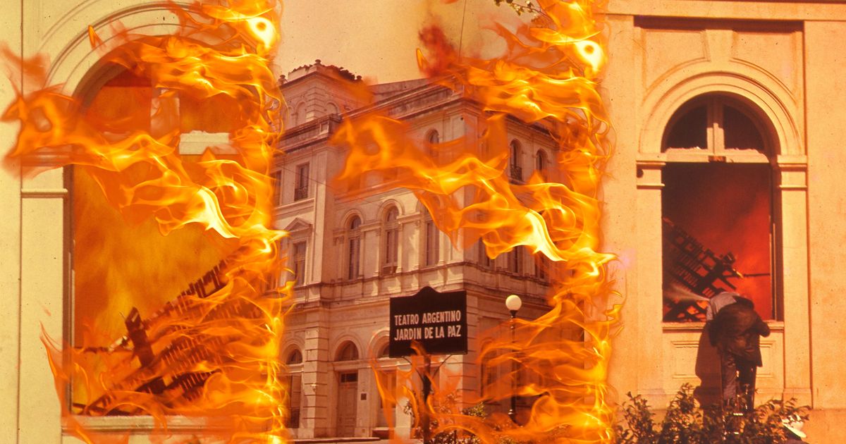 Las fotos inéditas del inicio del incendio en el Teatro Argentino y la ...