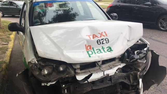 buscan a un conductor que choco a un taxi a metros del estadio unico y se dio a la fuga