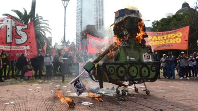 video: asi quemaron el momo de sergio berni en pleno centro de la plata