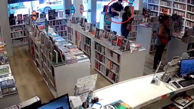 robaron en una conocida libreria de la plata y quedaron filmados