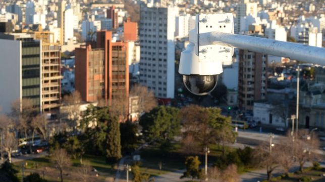 avanza la instalacion de la red de camaras de seguridad en los barrios de la plata