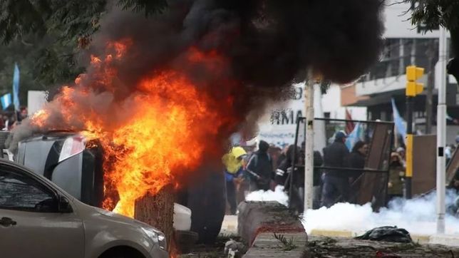 fuego, barricadas, pedradas y represion: las impactantes fotos de la violencia en jujuy