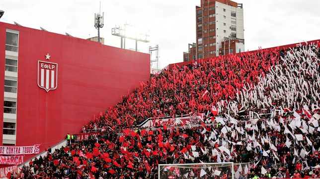estudiantes coloco su nuevo escudo en uno y avanza con el rebranding en sus sedes