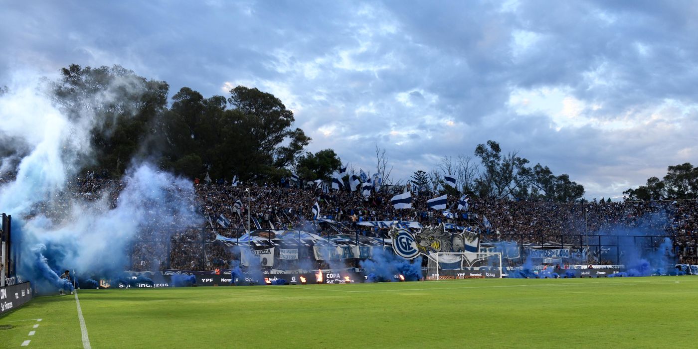 Gimnasia Estudiantes recibimento hinchada.JPG