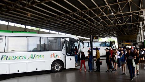 Aumentaron casi 10% los micros en el AMBA y los viajes de La Plata a Capital Federal ya son más caros Aumentaron casi 10% los micros en el AMBA y los viajes de La Plata a Capital Federal ya son más caros