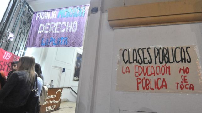 unlp en llamas: psicologia y humanidades continuan con las tomas, pero derecho voto por el ?no?