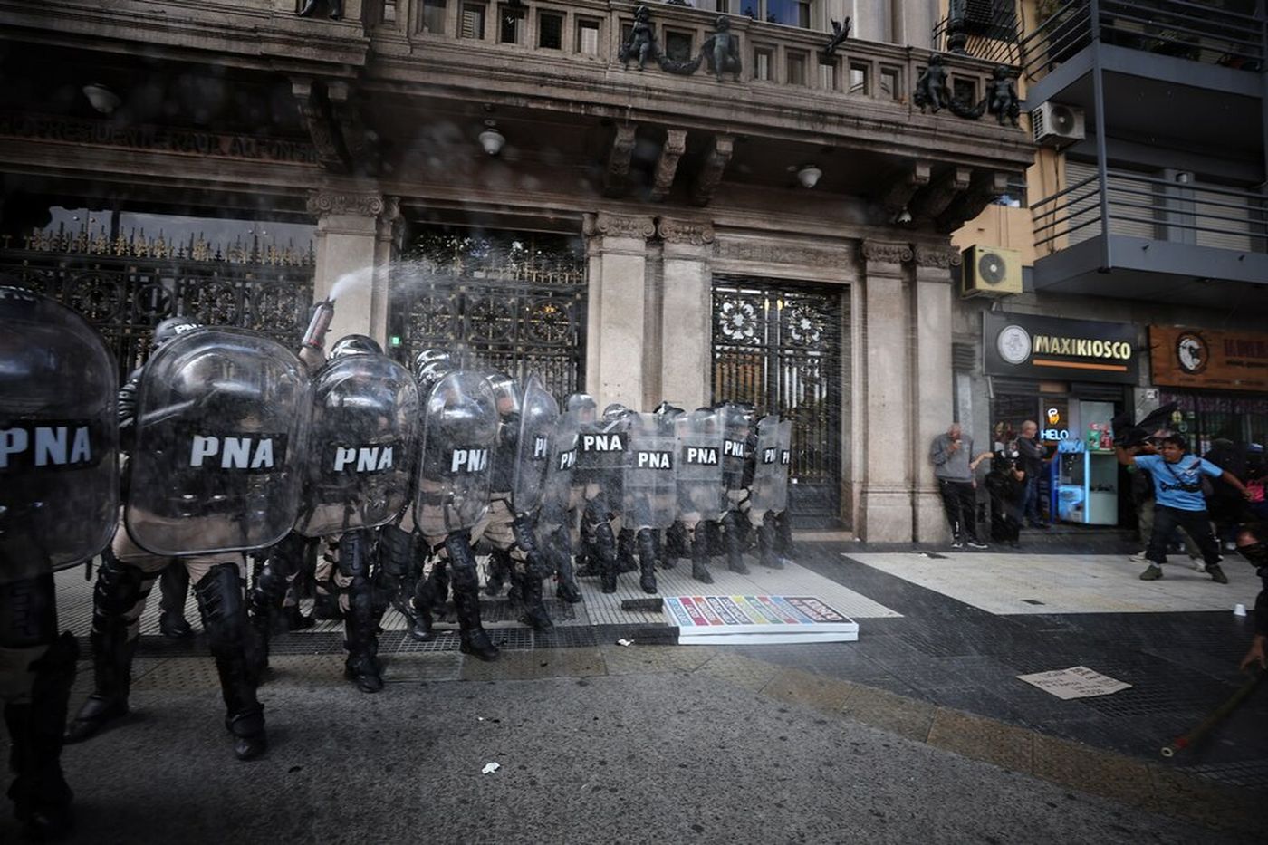 Los incidentes en cercanías del Congreso entre la Policía y los manifestantes, entre los que había jubilados e hinchas