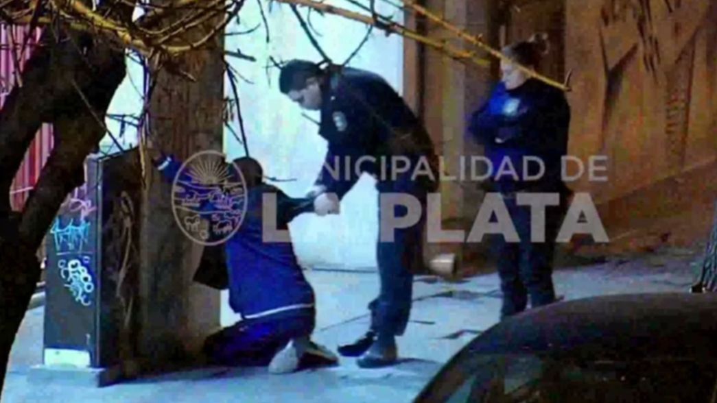 VIDEO: Intentó robar un local en el centro de La Plata, lo descubrieron y terminó detenido