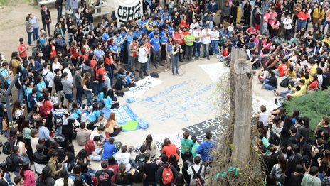 Toman facultades de la UNLP y el Colegio Nacional en medio del conflicto por el veto a la ley de financiamiento
