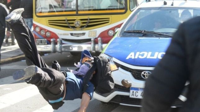aca no se rinde nadie, el mensaje del astillero a un ano de la represion en la plata
