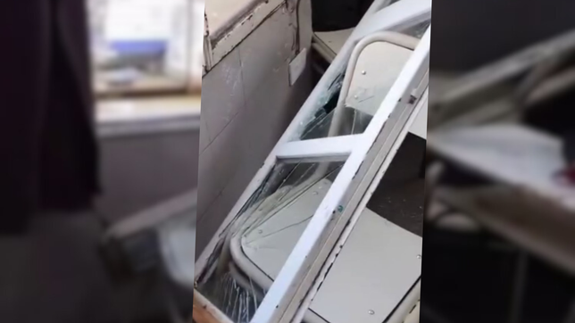 se cayo un ventanal en una escuela de la plata e hirio en la cabeza a una auxiliar