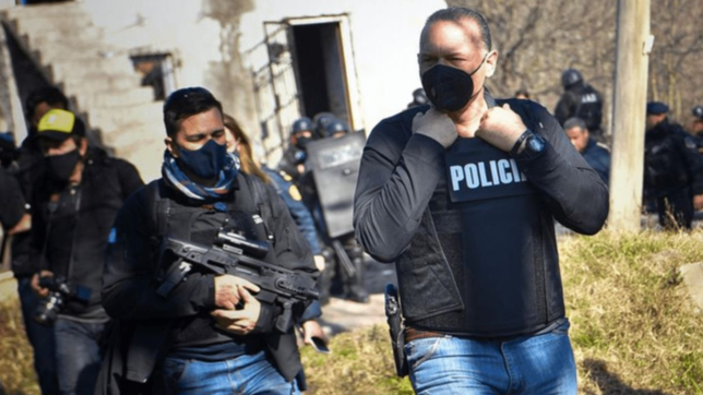 denuncian a la esposa y un custodio de berni por invadir un club y agredir a una mujer