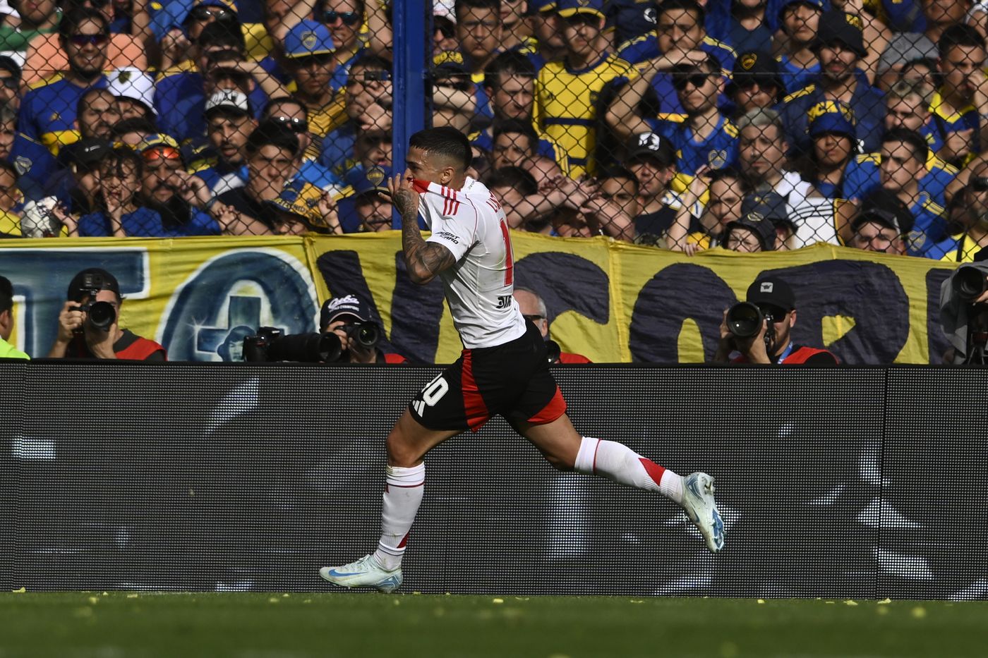 River Lanzini gol Boca.jfif
