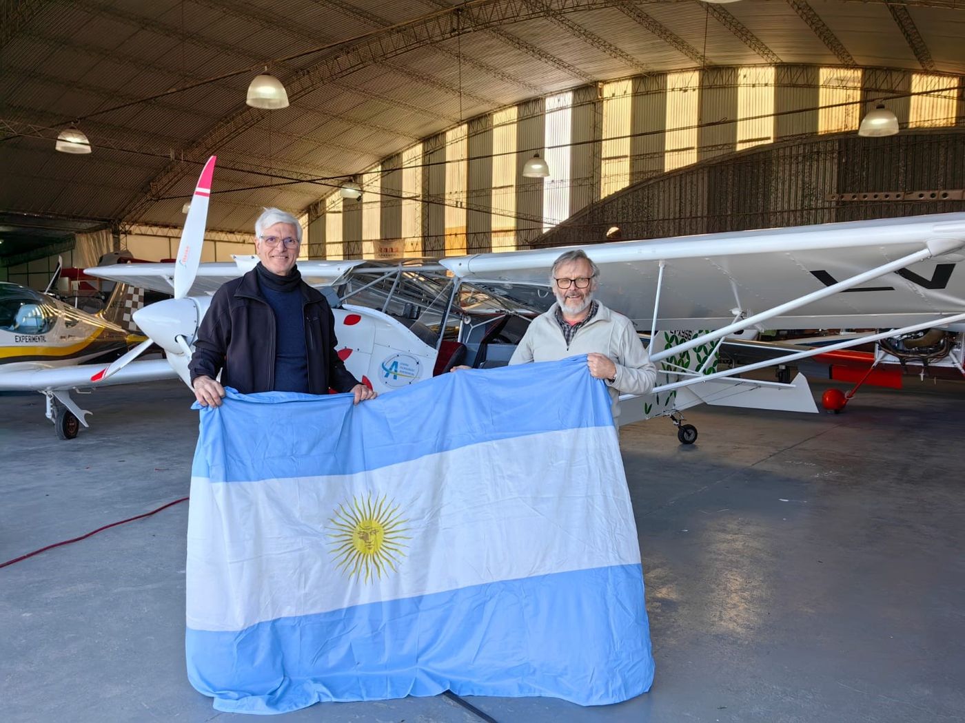 Marcos Actis y Gullermo Garaventa, los representantes de la UNLP en el primer vuelo del avión eléctrico.