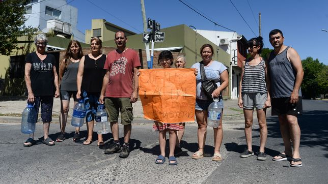 el drama de los vecinos de un barrio de la plata que ya llevan 3 meses sin agua