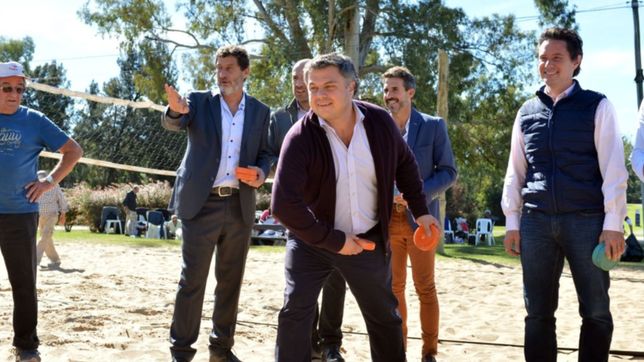 jugando al tejo y al softbol, garro y ministros de vidal lanzaron los juegos bonaerenses