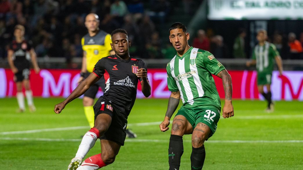 Estudiantes sufrió, pero con un debut estelar de Tobio Burgos venció a Banfield sobre la hora