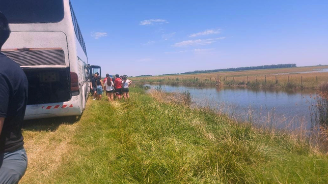 otro micro de estudiantes con problemas tuvo que regresar y no llegara a la final en santiago del estero