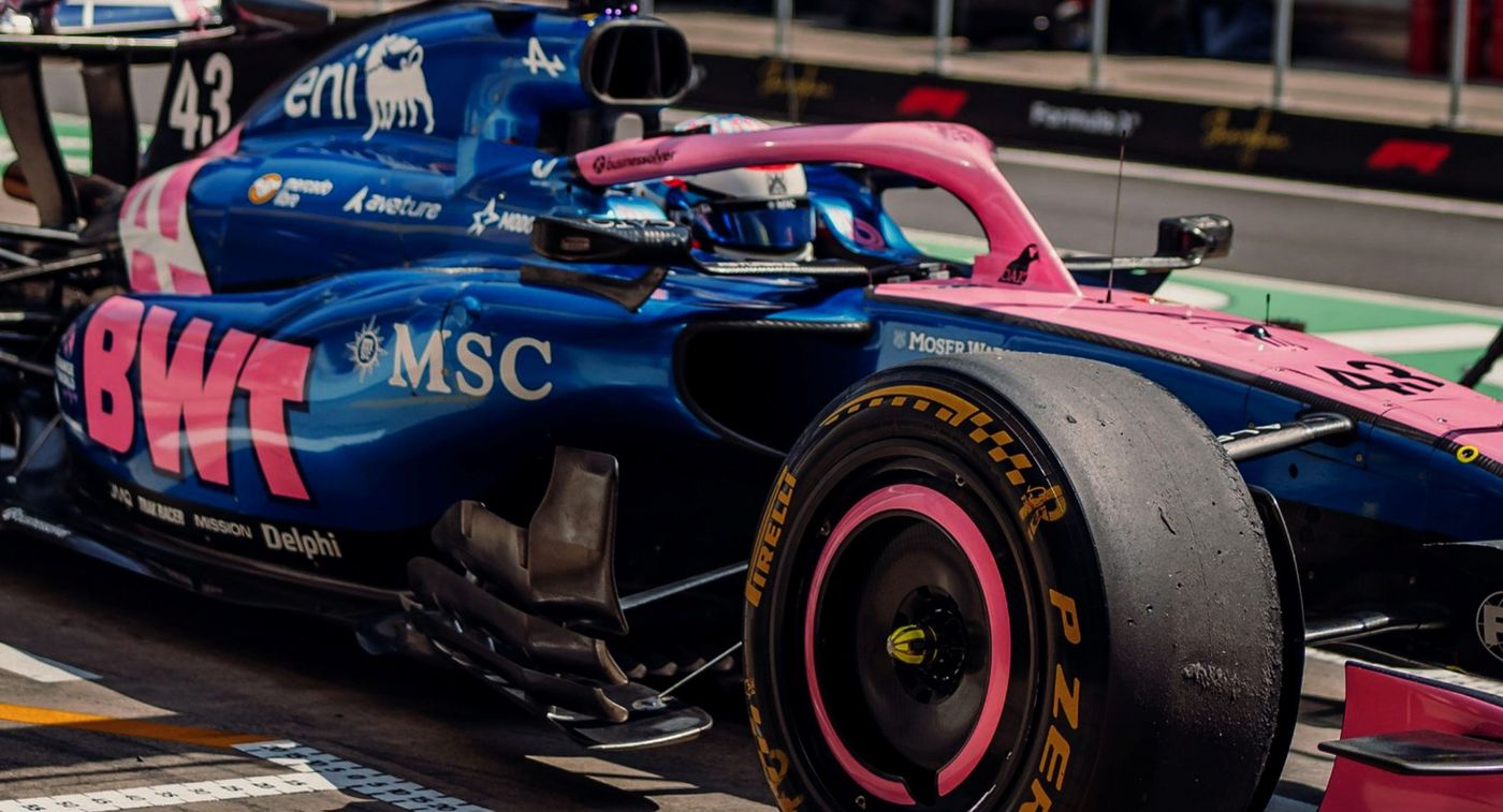 Franco Colapinto entr&oacute; a boxes a cambiar neum&aacute;ticos antes del relanzamiento y faltando tres vueltas, para superar a Fernando Alonso y terminar 14&ordm;