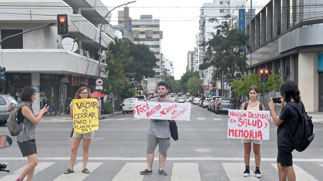 trabajadores se manifestaron en el centro de la plata contra los masivos despidos del gobierno nacional