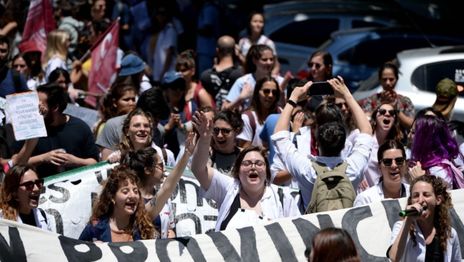 Residentes salen a la calle y marchan para exigir mejores salarios y condiciones laborales