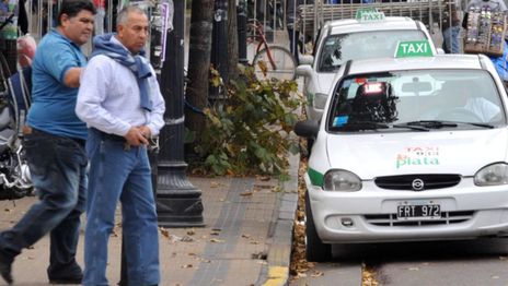 Simularon ser pasajeros, le robaron y lo dejaron encerrado en el baúl más de cuatro horas