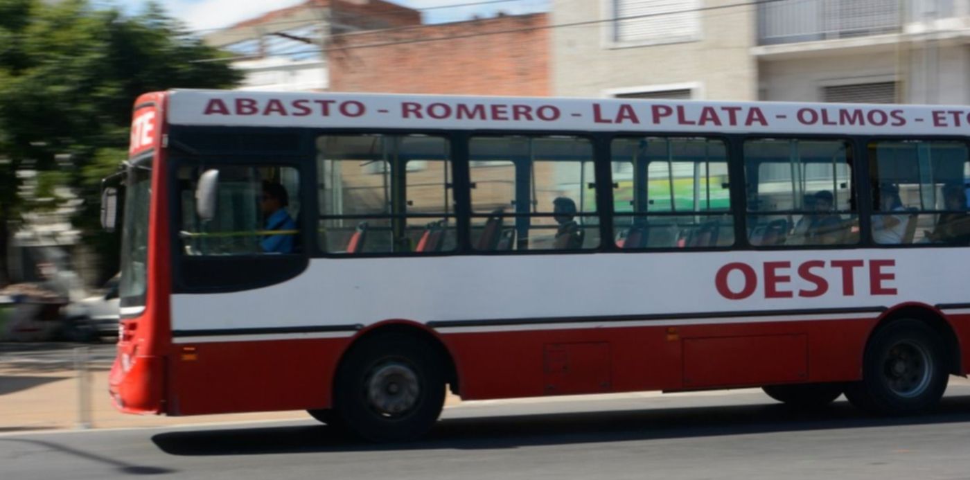 Tensión en un micro de La Plata: un hombre manoseó a una nena de 13 años y  escapó