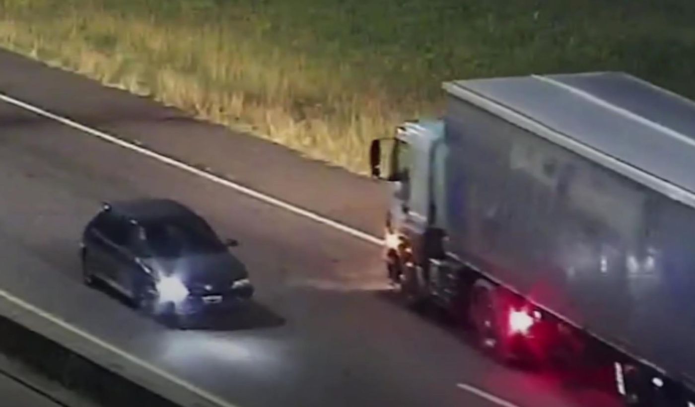 Auto en contramano por la Autopista.jpg