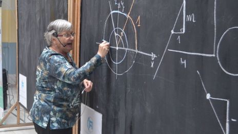 La profesora youtuber de la UNLP brindó una clase magistral y fue distinguida
