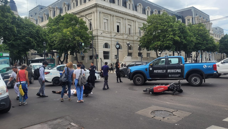 Un auto chocó a una moto en pleno centro y hay demoras Un auto chocó a una moto en pleno centro y hay demoras