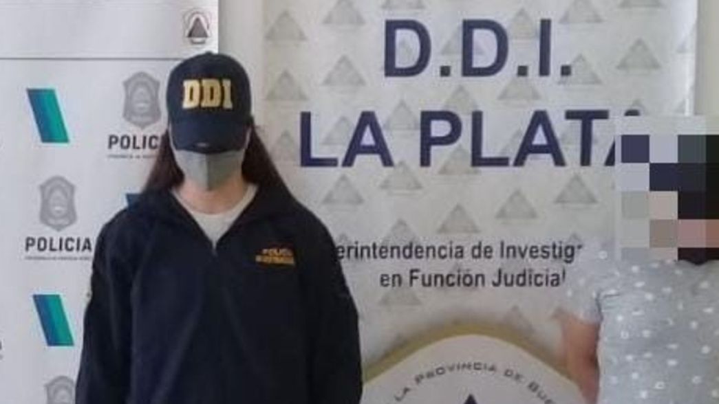 Vendía licencias de conducir y obleas de la VTV truchas por Facebook y cayó en La Plata