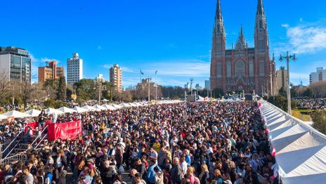 La fiesta carioca más grande de la región llega a Plaza Moreno con música y gastronomía