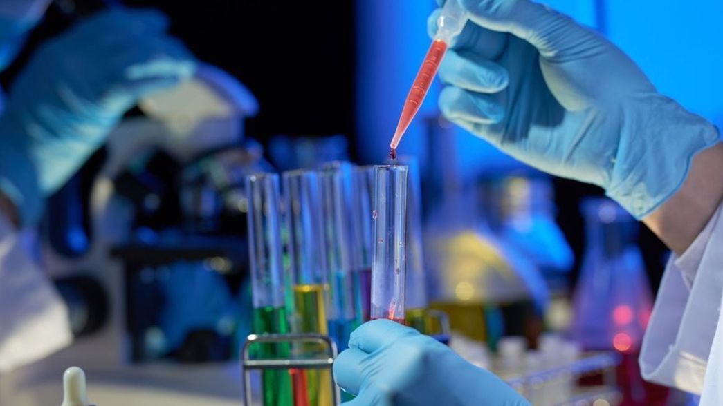 Prueba exitosa de un cóctel de tres drogas que reduce a la mitad la duración del COVID-19